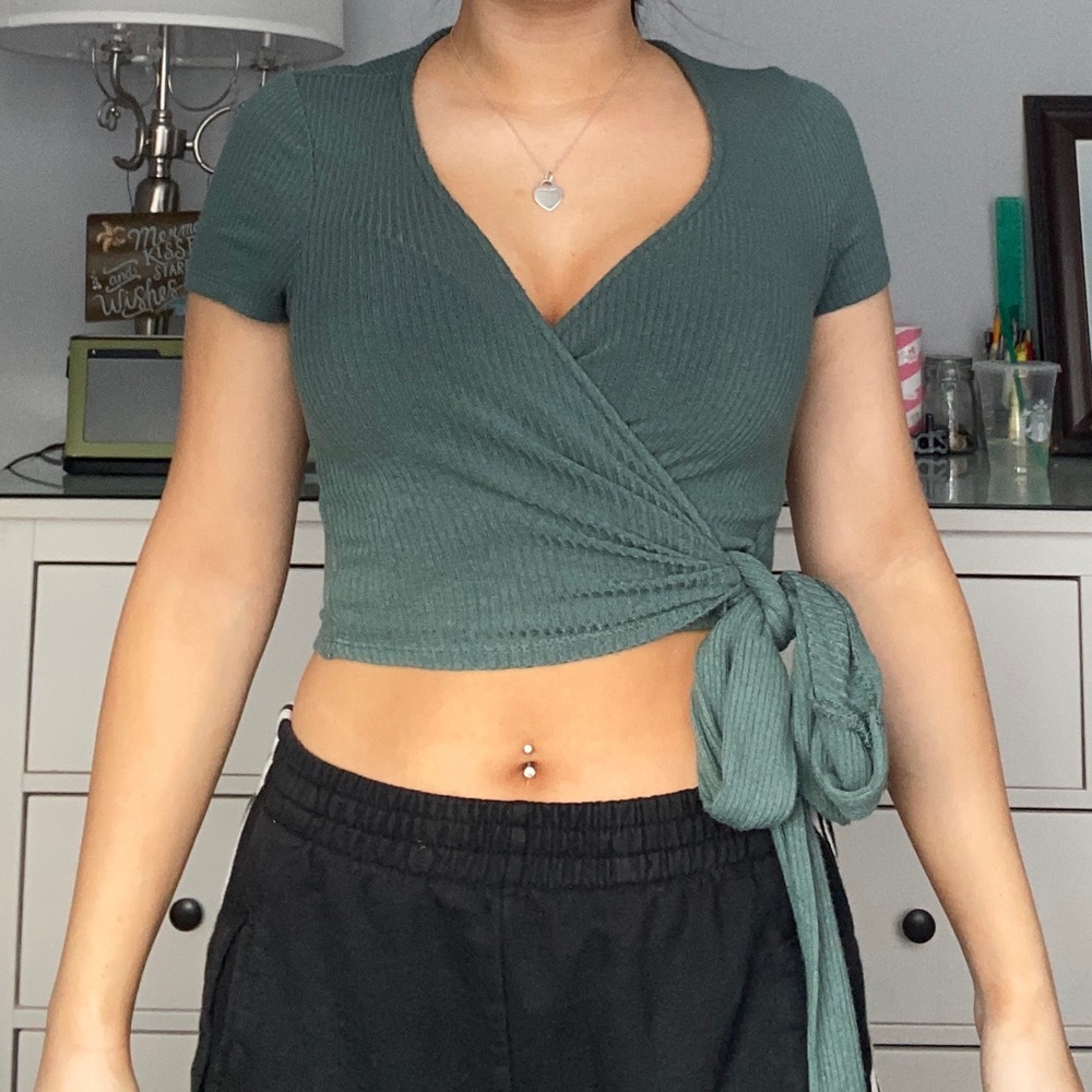 Short sleeve urban outfitters crop top